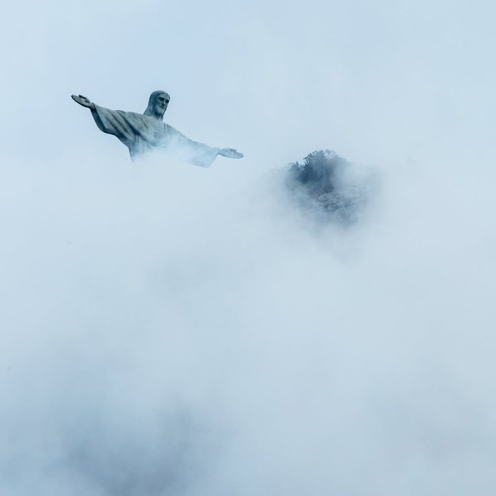 Estátua do Cristo Redentor envolta em névoa no Rio de Janeiro.
