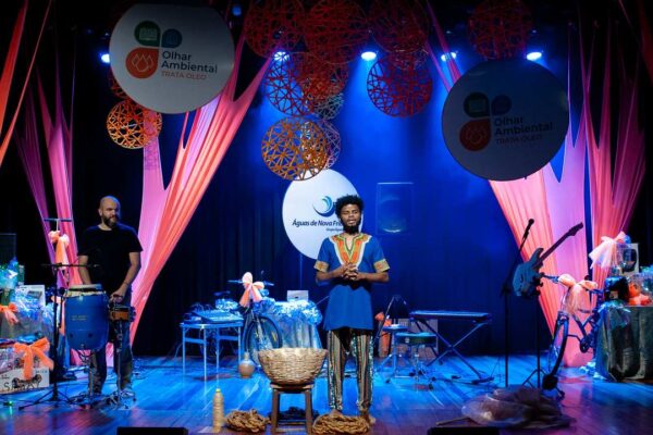Evento Trata Óleo em Nova Friburgo: projeto ambiental com apresentação e decoração temática.