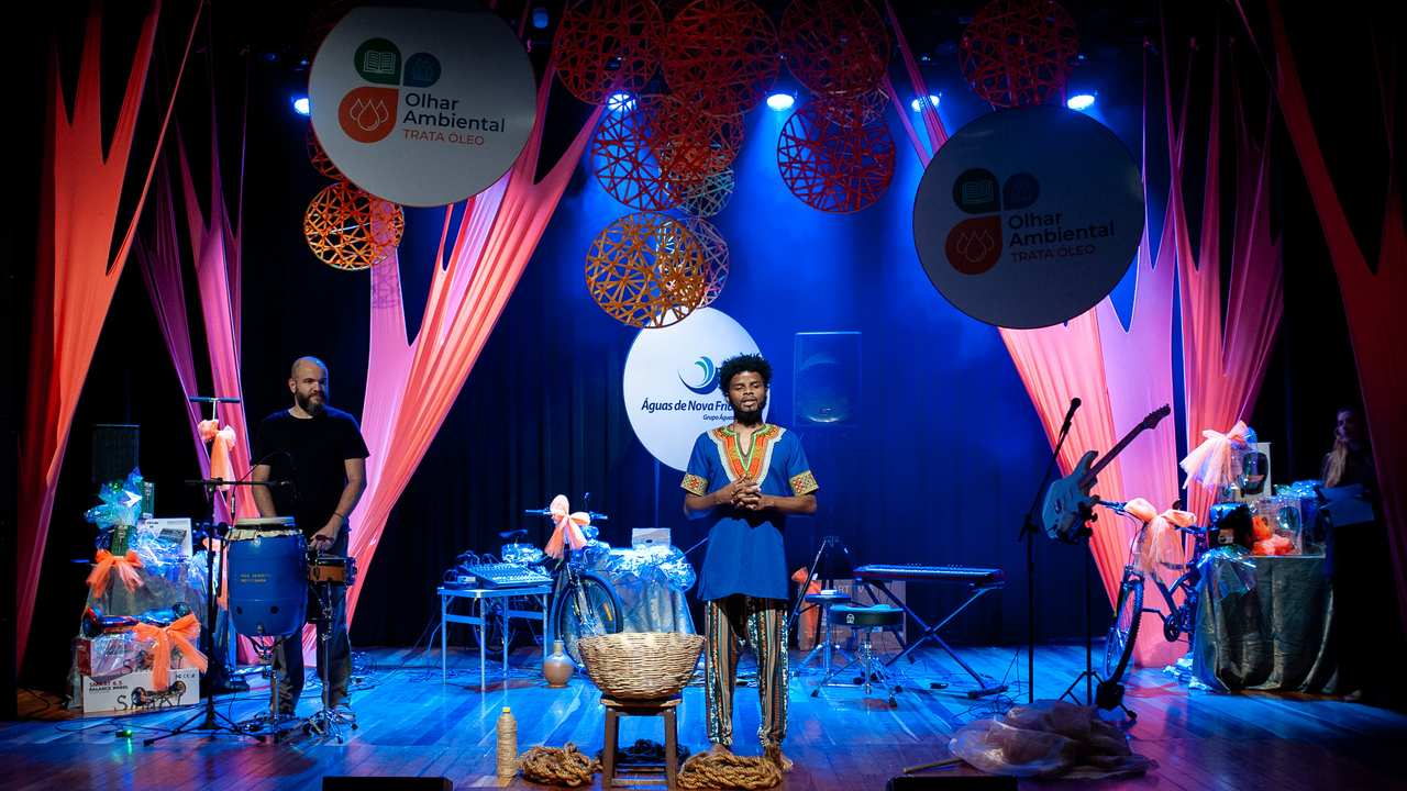 Evento Trata Óleo em Nova Friburgo: projeto ambiental com apresentação e decoração temática.