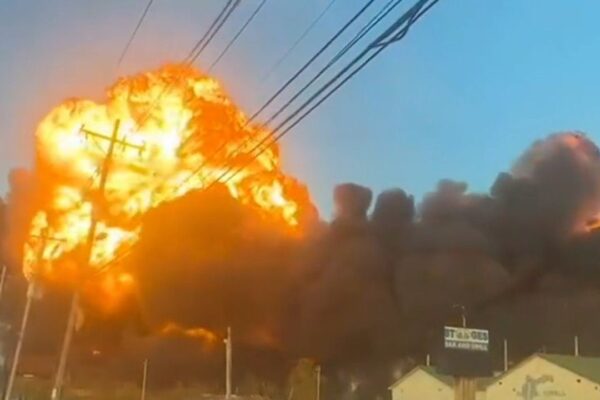 Explosão de avião de carga nos EUA, fumaça e fogo visíveis.