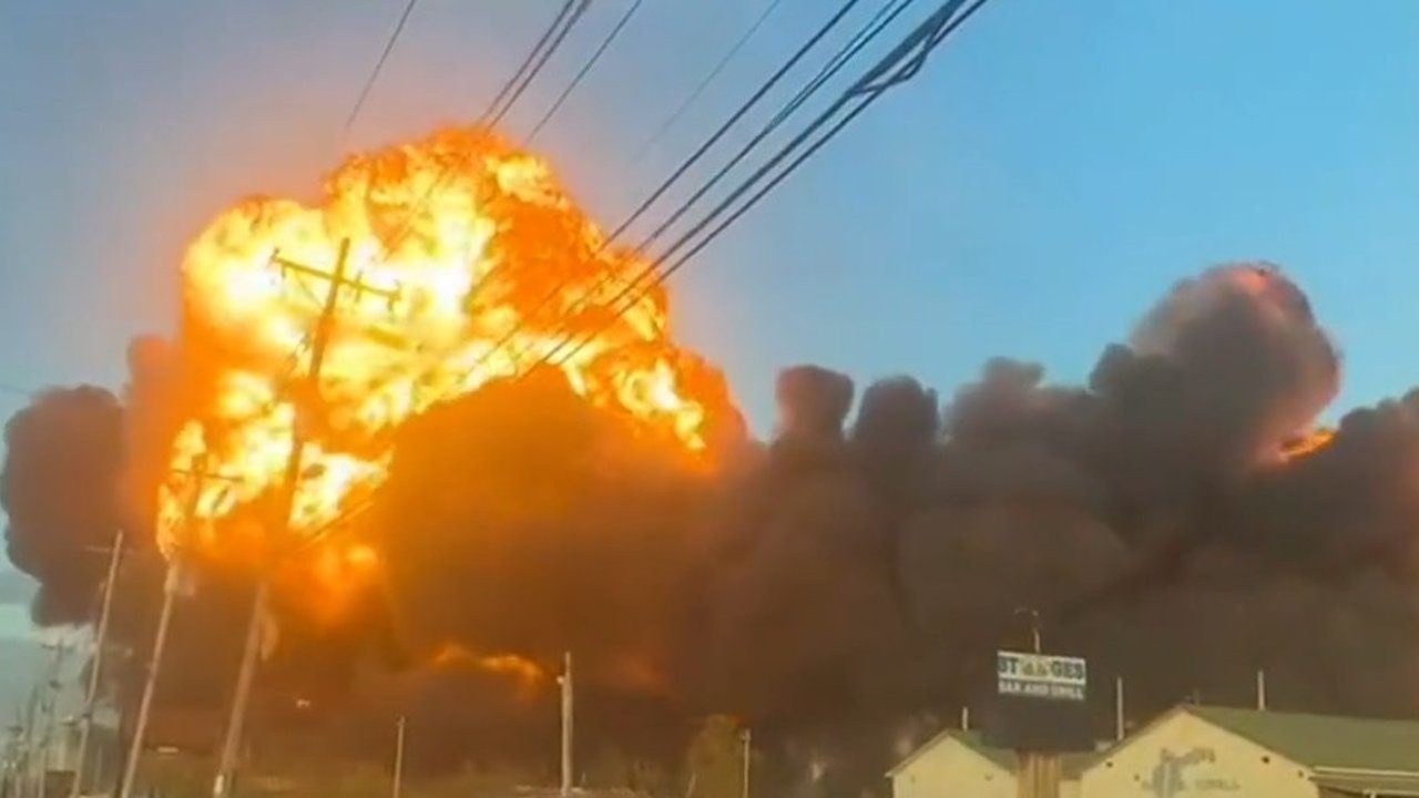 Explosão de avião de carga nos EUA, fumaça e fogo visíveis.