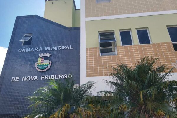Fachada da Câmara Municipal de Nova Friburgo, com arquitetura moderna e letreiros