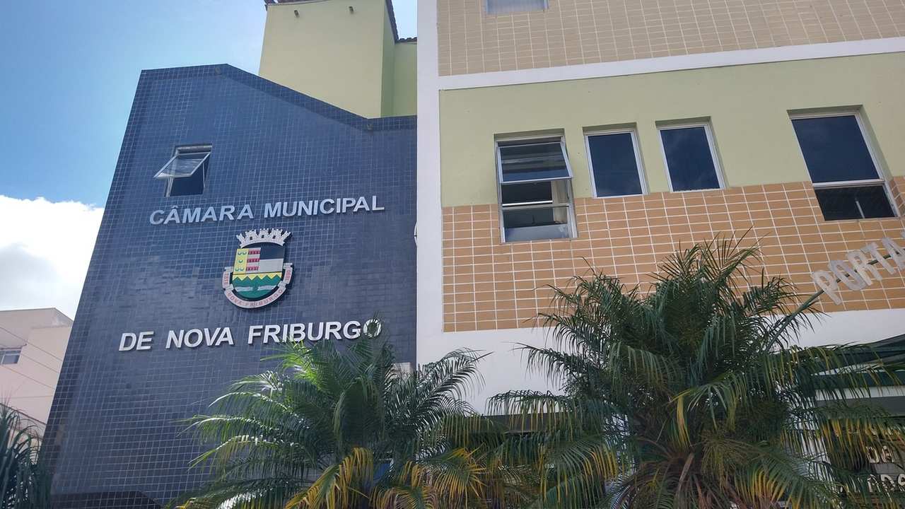 Fachada da Câmara Municipal de Nova Friburgo, com arquitetura moderna e letreiros