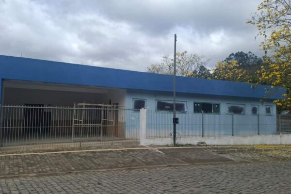 Fachada de posto de saúde recém-construído em Lumiar, com pintura azul e janelas com proteção.