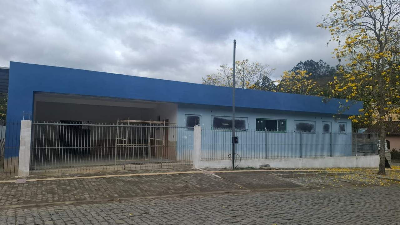 Fachada de posto de saúde recém-construído em Lumiar, com pintura azul e janelas com proteção.