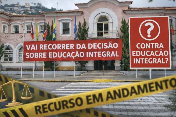 Fachada de prédio com faixas sobre educação integral e recurso em andamento.
