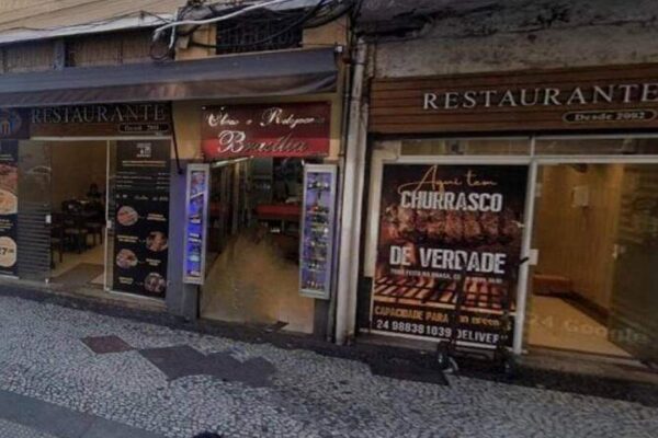 Fachada de restaurantes em Petrópolis, com letreiros e anúncios.