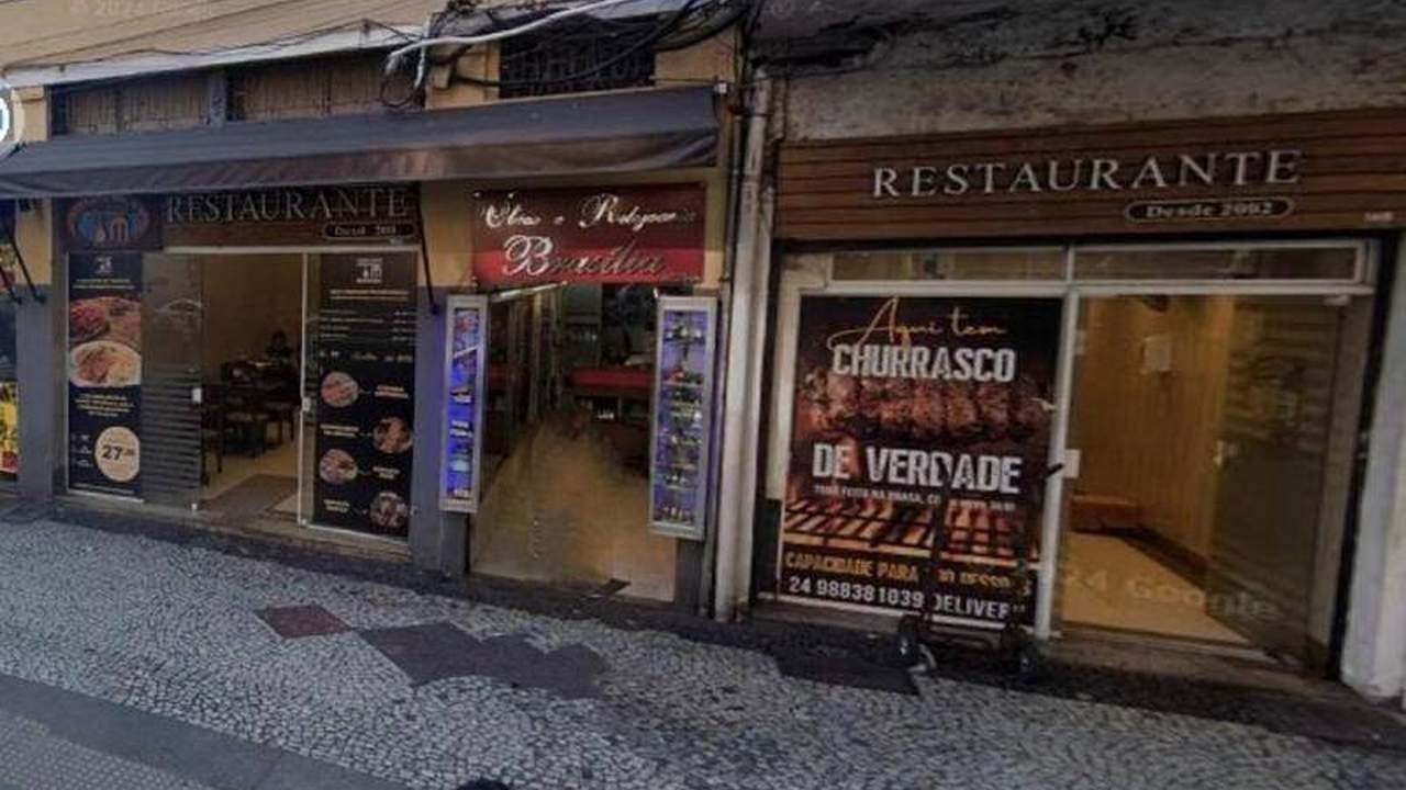 Fachada de restaurantes em Petrópolis, com letreiros e anúncios.