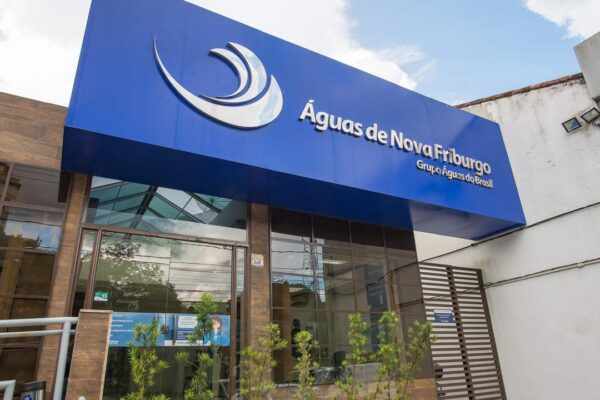 Fachada de uma agência da Águas de Nova Friburgo, empresa do Grupo Águas do Brasil, com a logo da empresa e a frase "Mês das Mães".