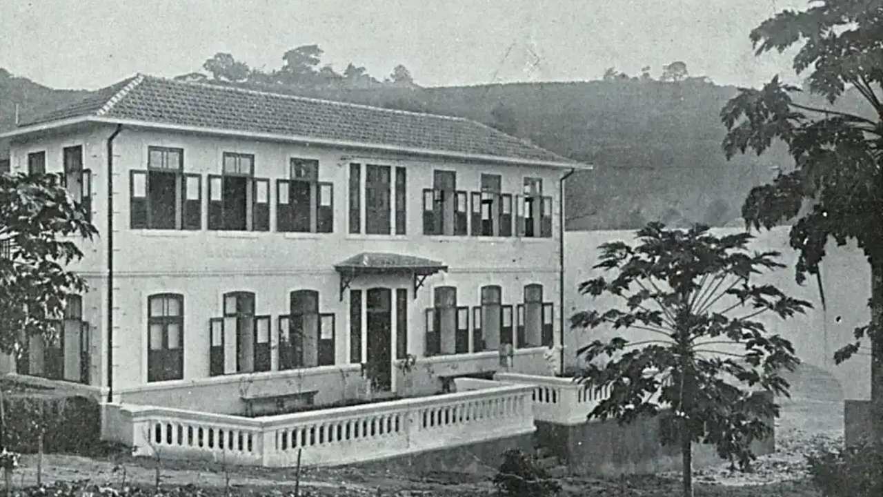 Fachada do antigo Hospital Heitor Carrilho, tratamento psiquiátrico penal, em preto e branco