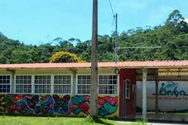 Fachada do Colégio Estadual Raphael Jacoud em Nova Friburgo, Rio de Janeiro.