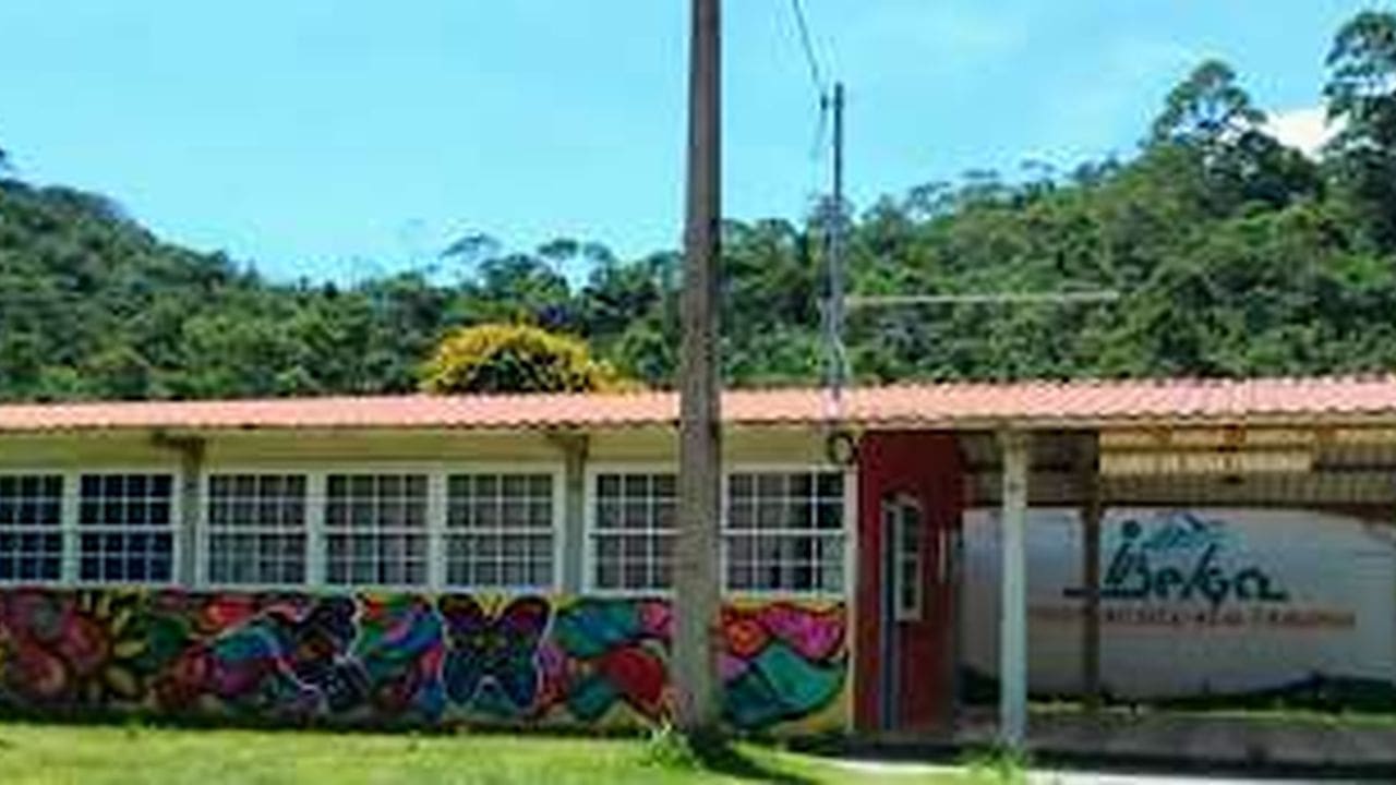 Fachada do Colégio Estadual Raphael Jacoud em Nova Friburgo, Rio de Janeiro.