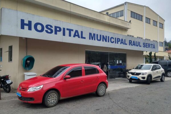 Fachada do Hospital Municipal Raul Sertã, com carros estacionados e letreiro.