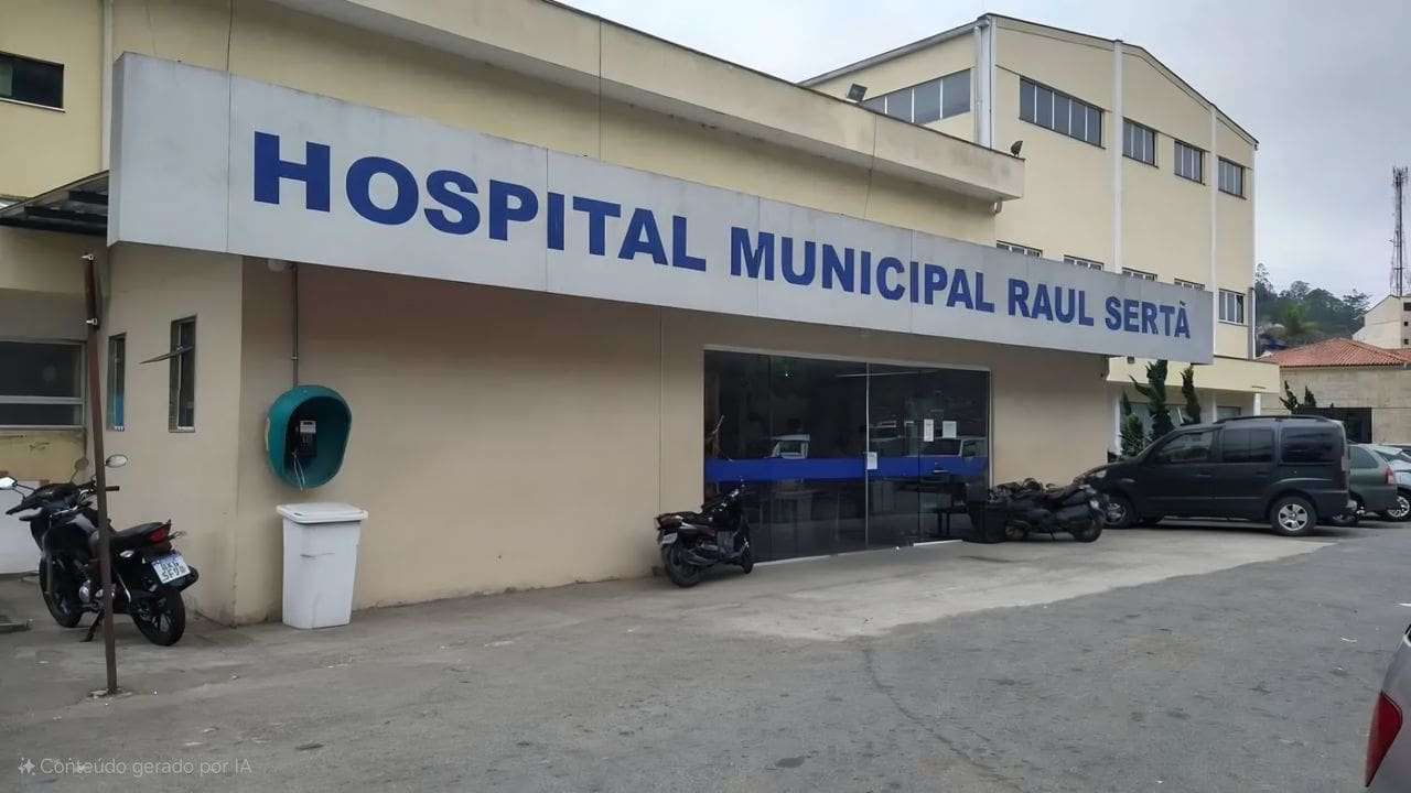 Fachada do Hospital Municipal Raul Sertã, com placa e veículos estacionados.