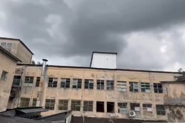 Fachada do Hospital Municipal Raul Sertã em Nova Friburgo, com céu nublado.