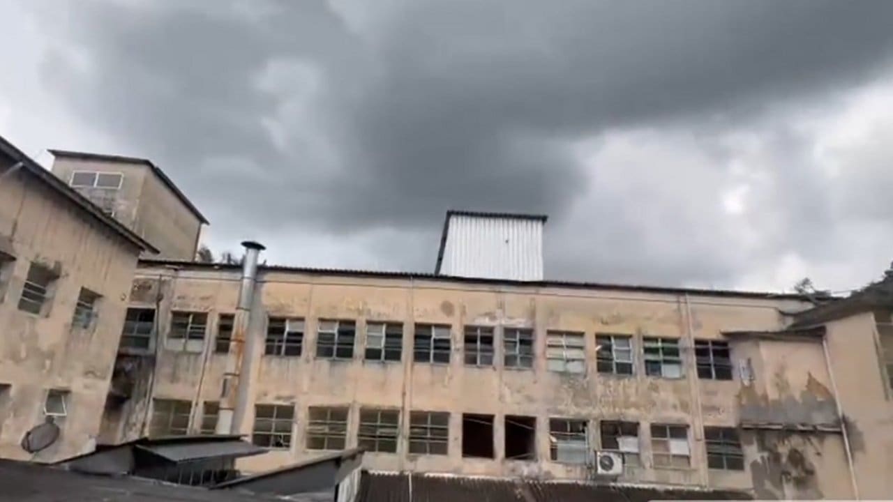 Fachada do Hospital Municipal Raul Sertã em Nova Friburgo, com céu nublado.