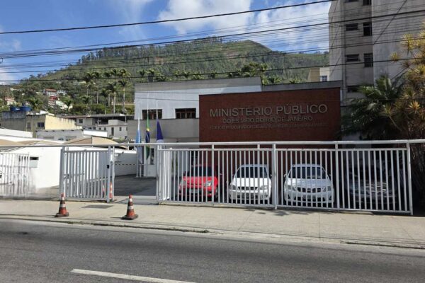 Fachada do Ministério Público do Rio de Janeiro com carros estacionados em frente.