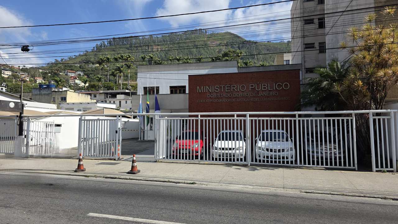 Fachada do Ministério Público do Rio de Janeiro com carros estacionados em frente.