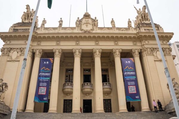 Fachada do Palácio Tiradentes com banners do JFORUM20, Alerj, e bandeiras.