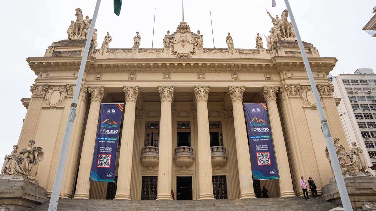 Fachada do Palácio Tiradentes com banners do JFORUM20, Alerj, e bandeiras.