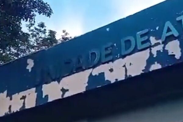 Fachada do Posto de Urgência e Emergência de Lumiar com pintura danificada.