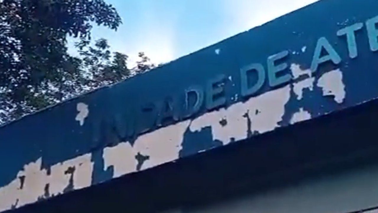 Fachada do Posto de Urgência e Emergência de Lumiar com pintura danificada.