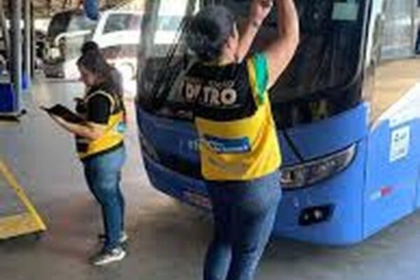 Fiscais do DETRO fiscalizando ônibus em operação no Rio de Janeiro