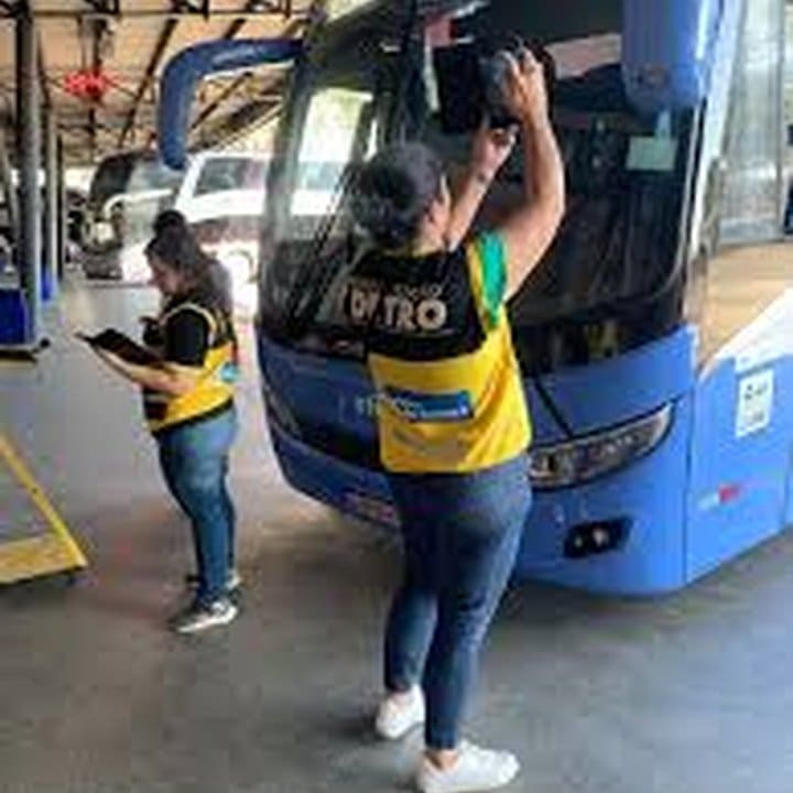 Fiscais do DETRO fiscalizando ônibus em operação no Rio de Janeiro