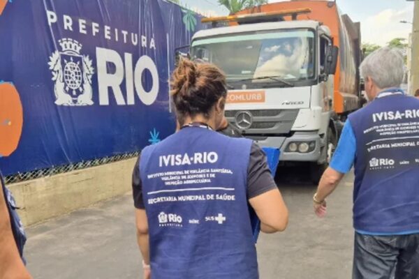 Fiscalização da prefeitura do Rio de Janeiro interdita depósito clandestino de cosméticos.