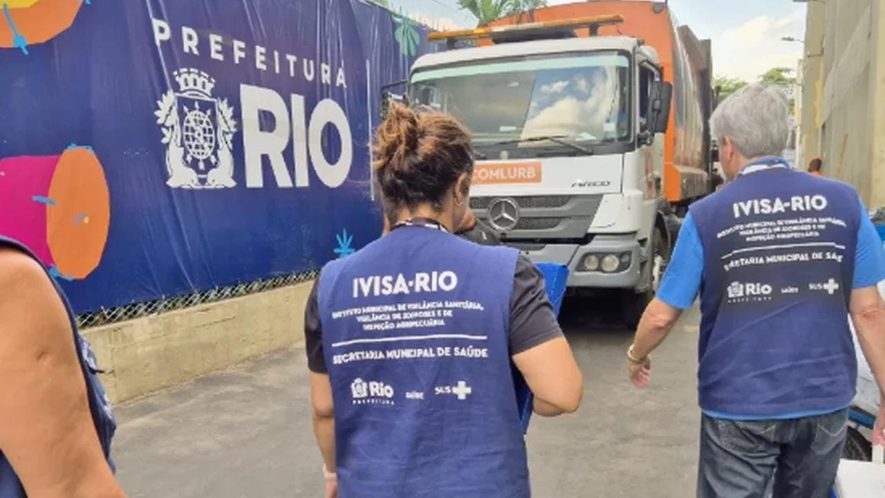 Fiscalização da prefeitura do Rio de Janeiro interdita depósito clandestino de cosméticos.