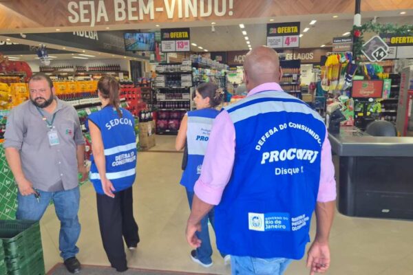 Fiscalização do Procon-RJ e SEDCON em supermercado, com agentes uniformizados.