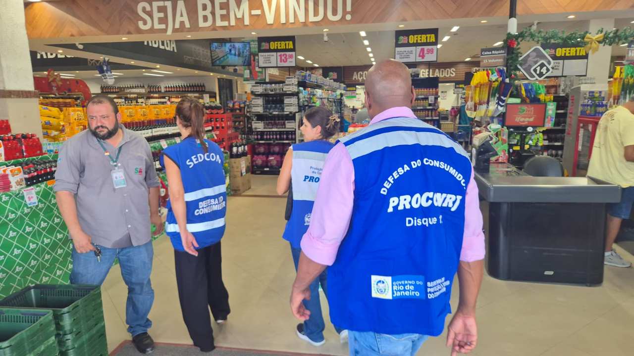 Fiscalização do Procon-RJ e SEDCON em supermercado, com agentes uniformizados.
