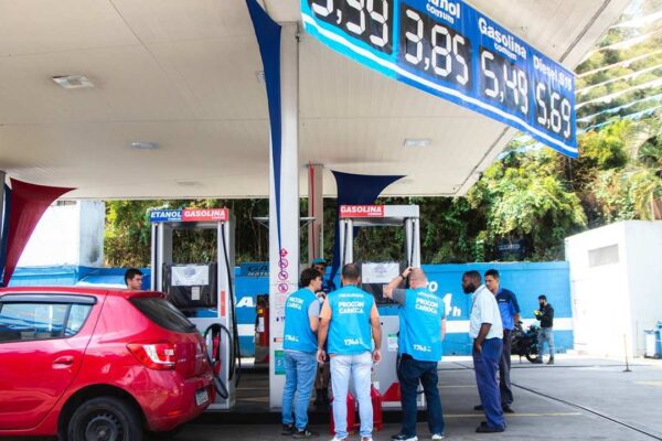 Fiscalização do PROCON-RJ em posto de gasolina na Praça Seca, Rio de Janeiro, com preços de combustíveis.