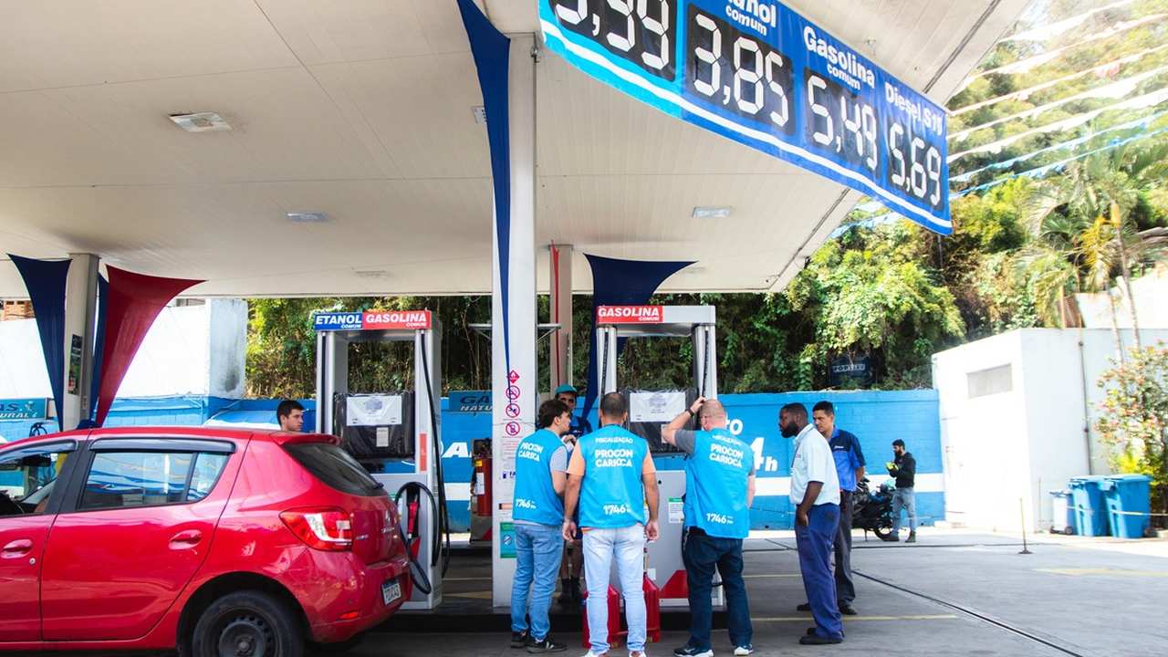 Fiscalização do PROCON-RJ em posto de gasolina na Praça Seca, Rio de Janeiro, com preços de combustíveis.