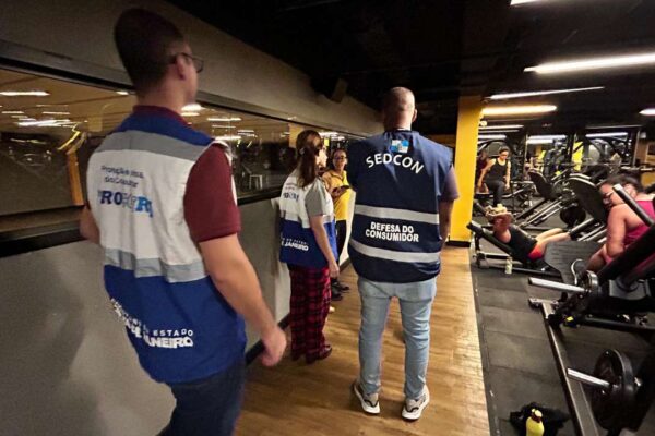 Fiscalização em academia: agentes da Sedcon, Procon-RJ e CREF durante interdição na Barra da Tijuca.