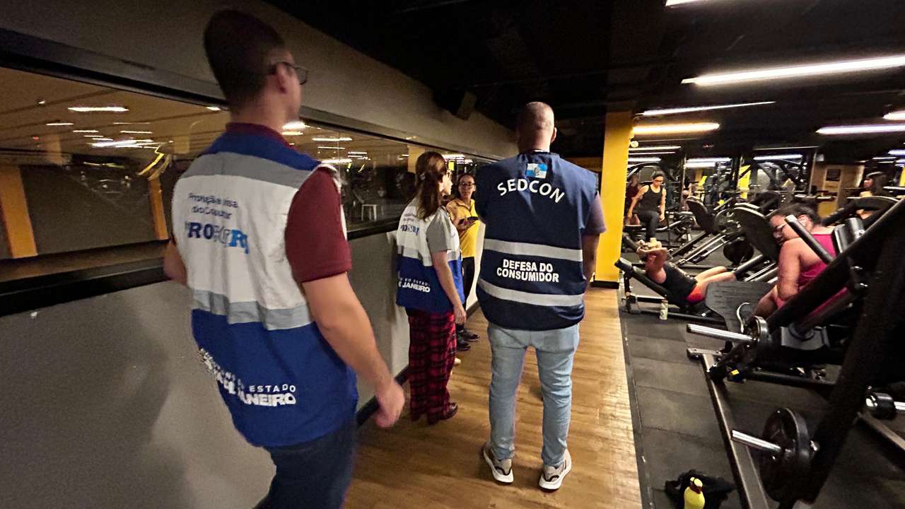 Fiscalização em academia: agentes da Sedcon, Procon-RJ e CREF durante interdição na Barra da Tijuca.