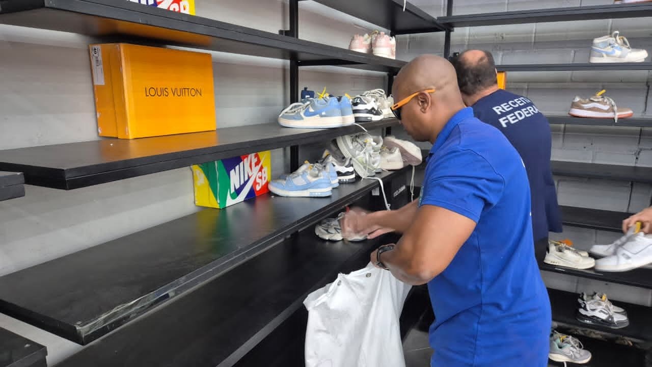 Fiscalização em loja de artigos de luxo no Rio de Janeiro, com caixas e tênis em prateleiras.