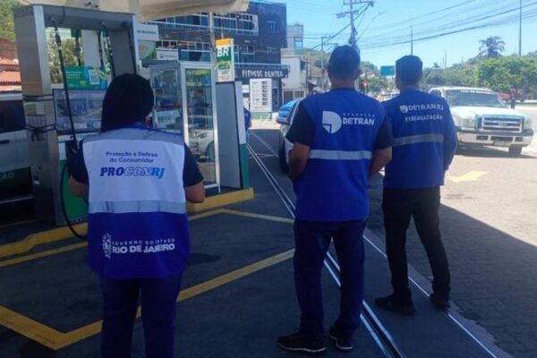 Fiscalização em posto de combustíveis em Petrópolis e Cabo Frio