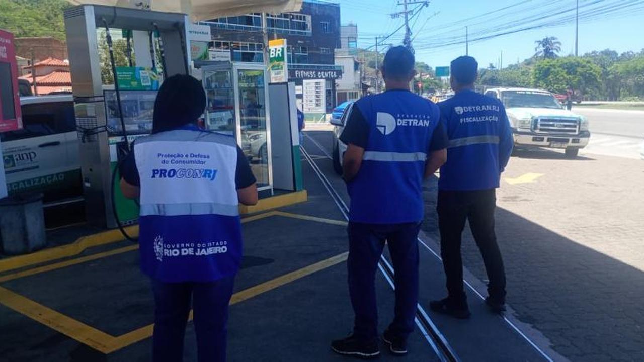 Fiscalização em posto de combustíveis em Petrópolis e Cabo Frio