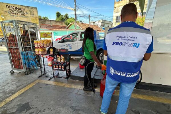 Fiscalização em posto de gasolina: PROCON-RJ verifica combustível e bombas.