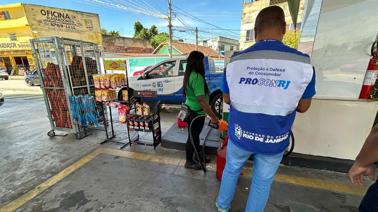Fiscalização em posto de gasolina: PROCON-RJ verifica combustível e bombas.