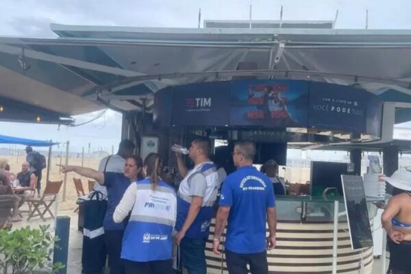 Fiscalização em quiosque na praia: alimentos impróprios apreendidos.
