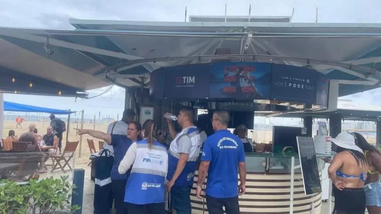 Fiscalização em quiosque na praia: alimentos impróprios apreendidos.