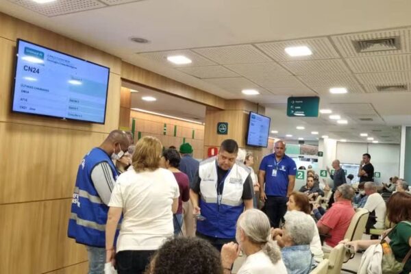 Fiscalização no Espaço Cuidar Bem da Unimed Ferj. Pessoas em fila em ambiente de espera.