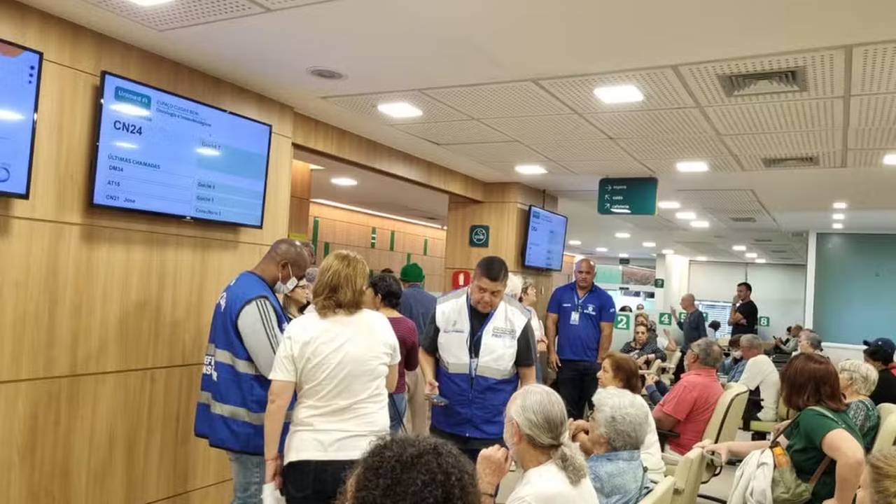 Fiscalização no Espaço Cuidar Bem da Unimed Ferj. Pessoas em fila em ambiente de espera.