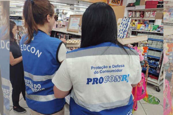 Fiscalização Procon-RJ e Sedcon em loja, com foco em material escolar.