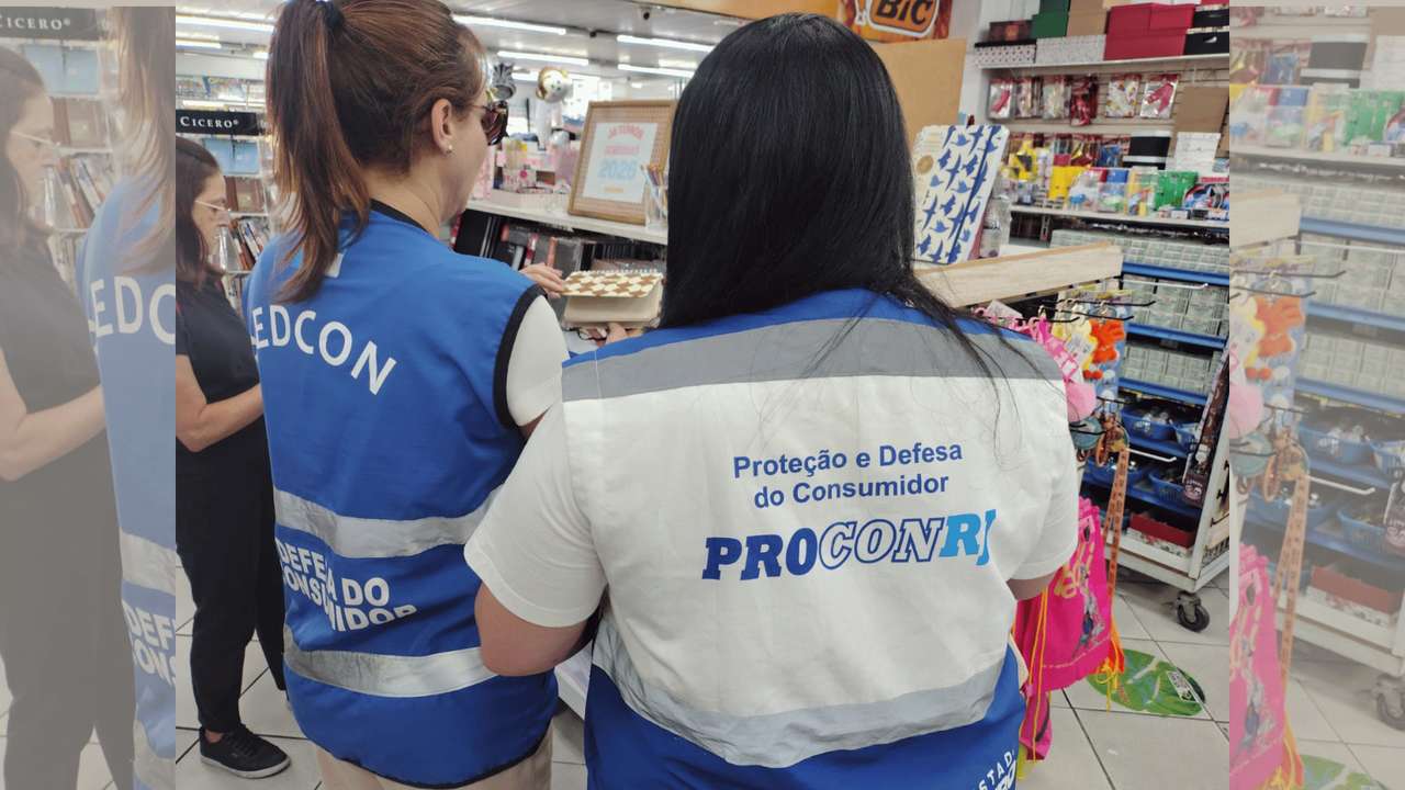 Fiscalização Procon-RJ e Sedcon em loja, com foco em material escolar.