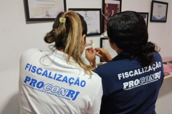 Fiscalização PROCONRJ em clínica de estética interditada por reutilização de materiais.