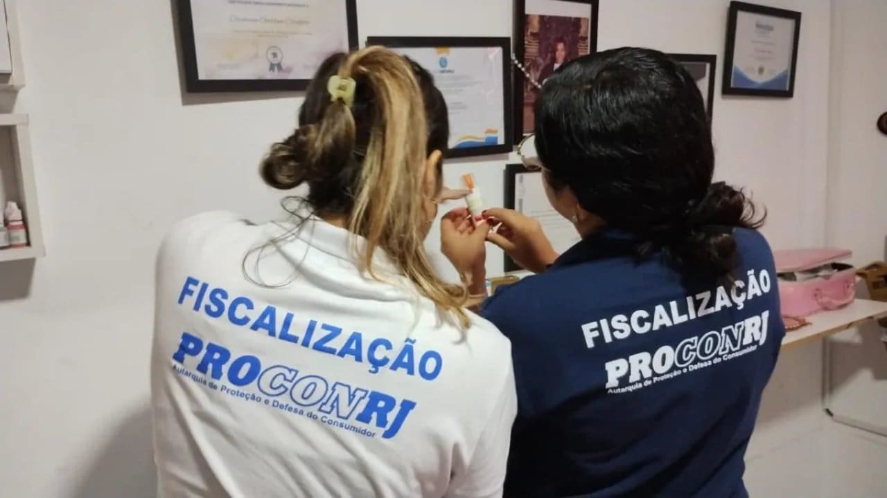 Fiscalização PROCONRJ em clínica de estética interditada por reutilização de materiais.