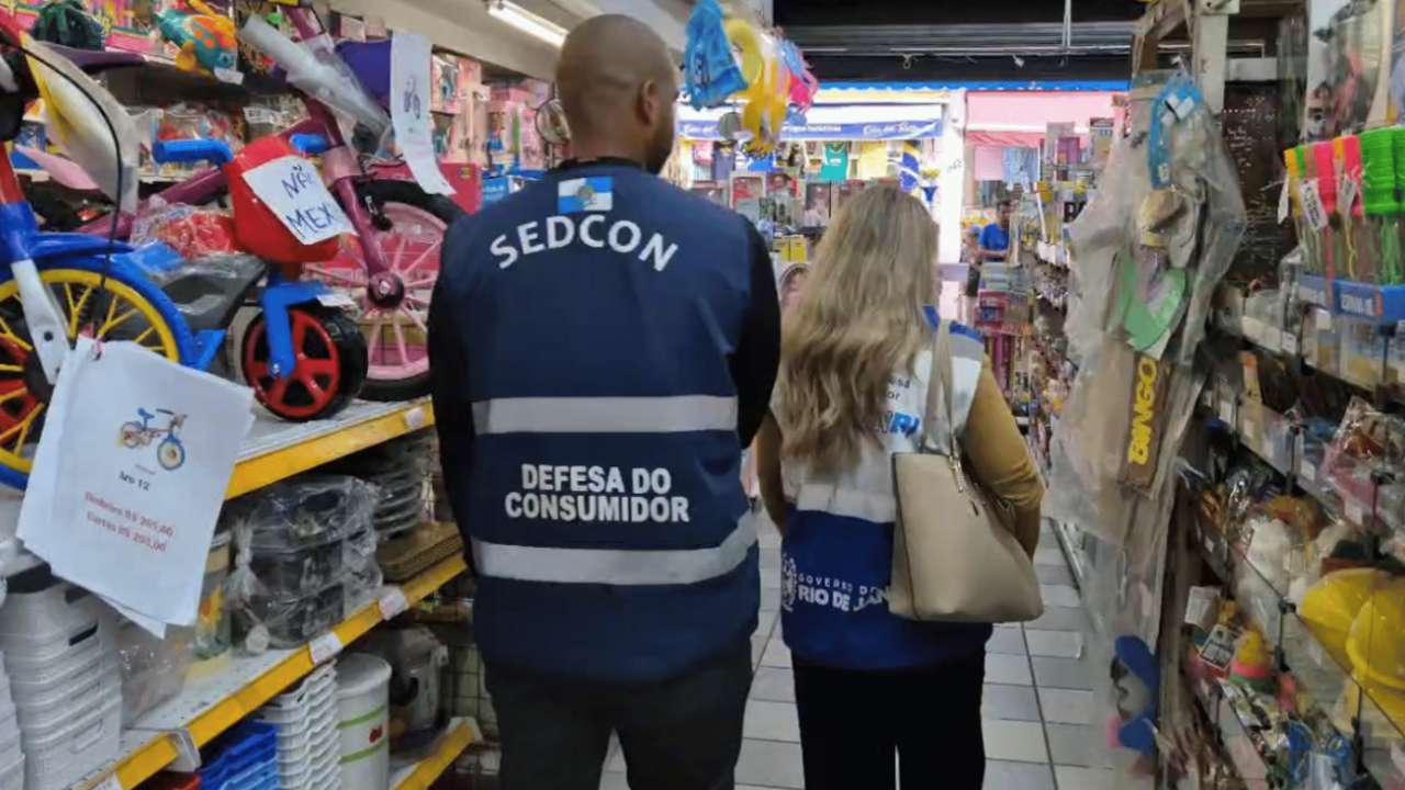 Fiscalização SEDCON em loja do Rio de Janeiro, com brinquedos e bicicletas à venda. Produtos podem ser falsificados.